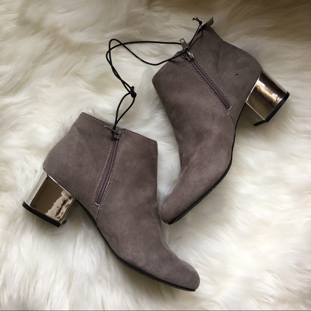 NWT Arizona Gray boots with silver heel size 7